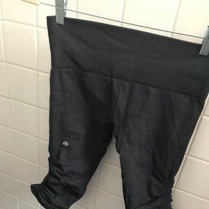 GOOD CONDITION Lululemon Cropped Leggings Size 6!